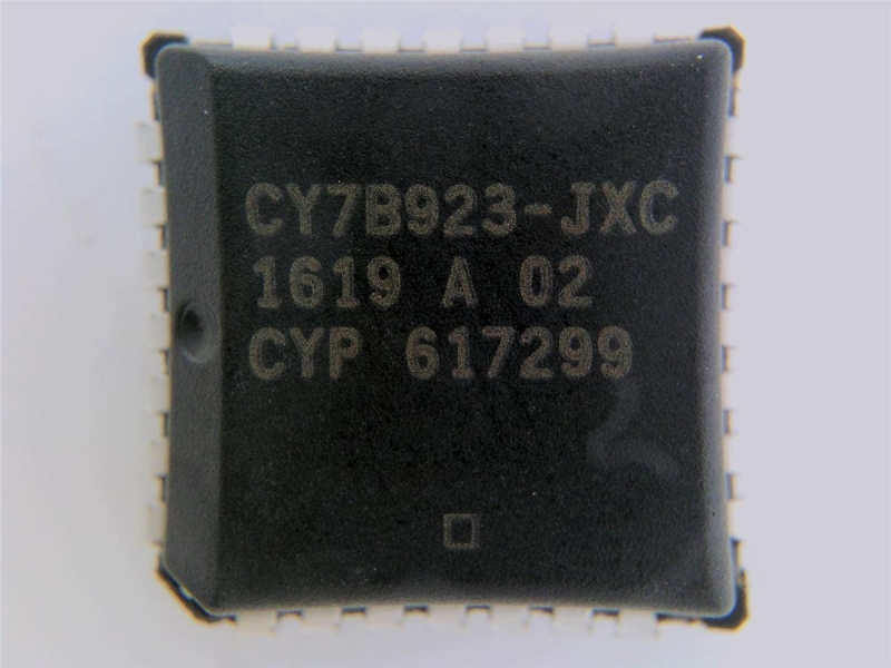 INFINEON CY7B933-JXC