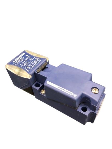 TELEMECANIQUE SENSORS XS8C4A4PCN12