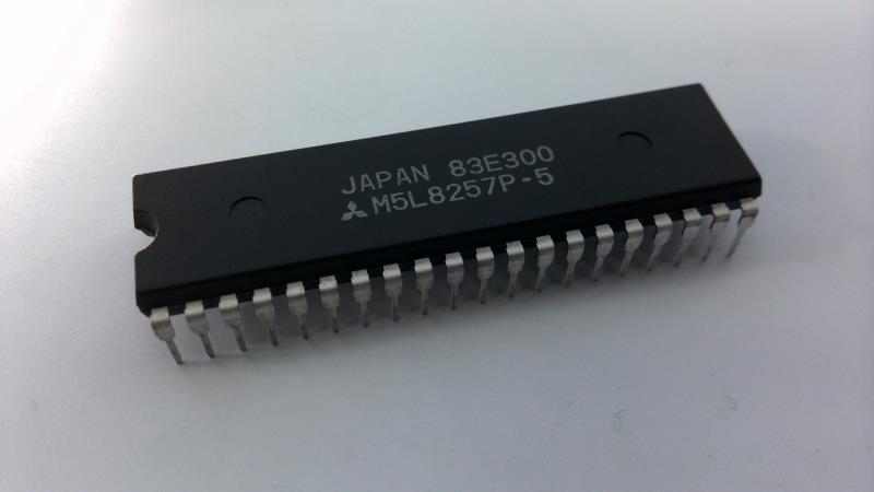 MITSUBISHI M5L8257P-5