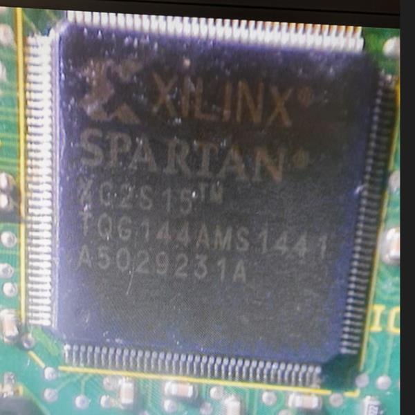 XILINX XC2S15-TQG144AMS