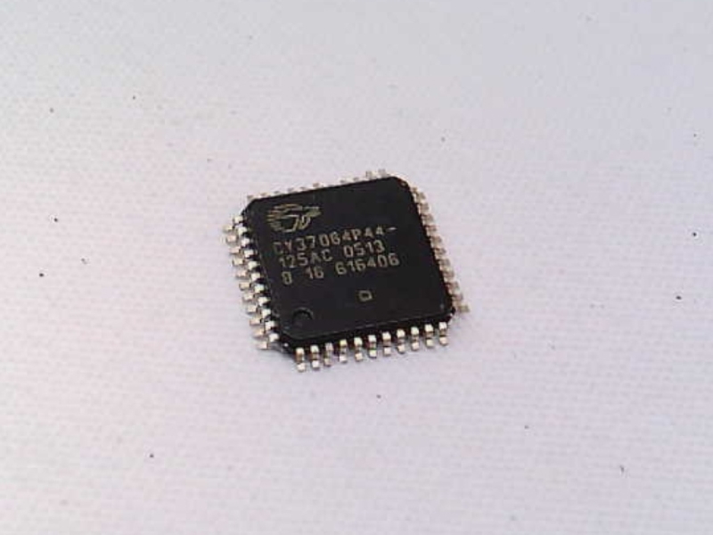 INFINEON CY37064P44-125AC