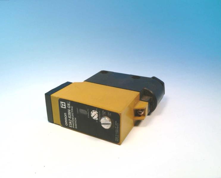 OMRON E3A2-R3M4-GN