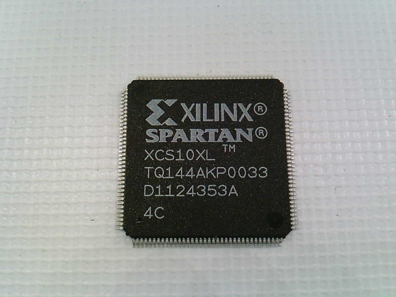 XILINX XCS10XL-4TQ144C