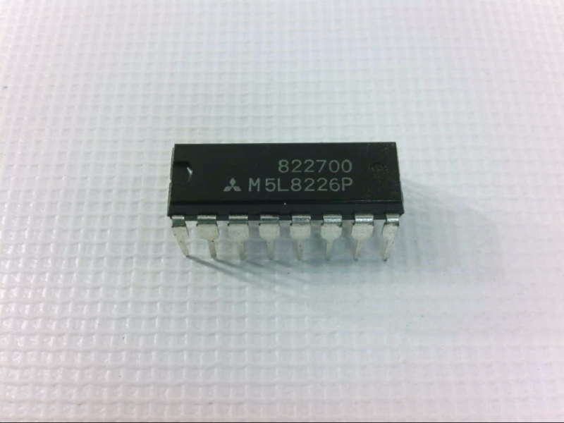MITSUBISHI M5L8226P